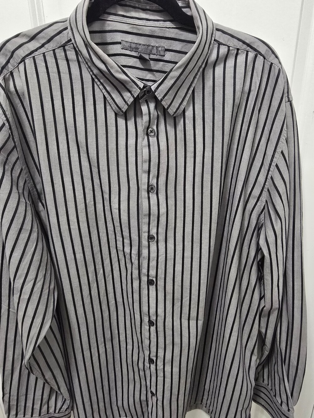 Old Navy Mens XXL Light Gray Black Vertical Striped Short Sleeve Shirt